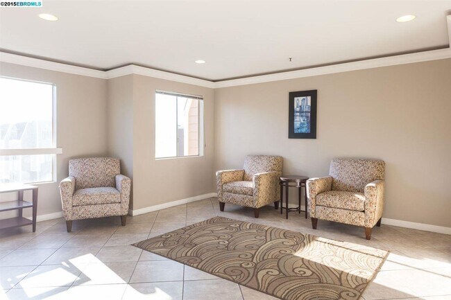 Building Photo - Lovely and updated top floor 1/1 condo wit...