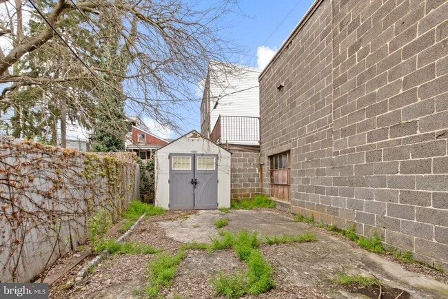 Building Photo - 443 Manor St