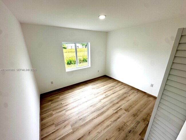 Building Photo - 722 NW 6th Ct