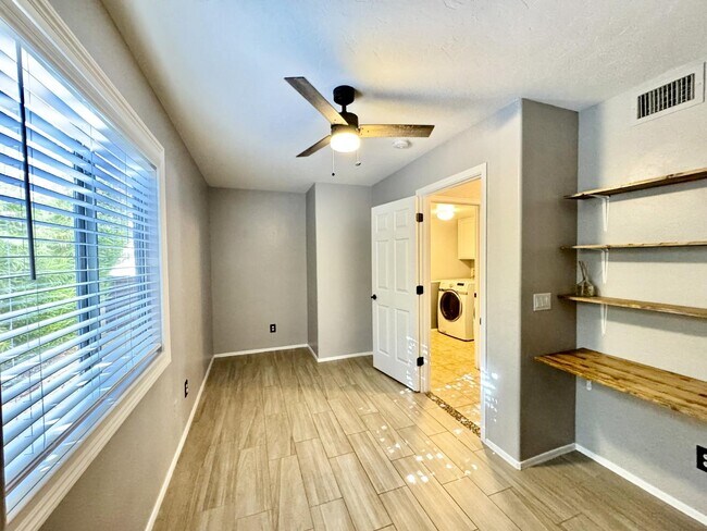 Building Photo - 12768 N Lantern Way
