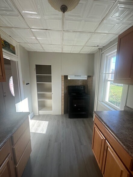 Building Photo - 227 E Walnut St