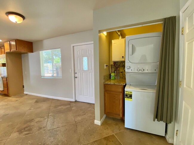 Building Photo - Charming 2 Bedroom Westside Petaluma Bungalow