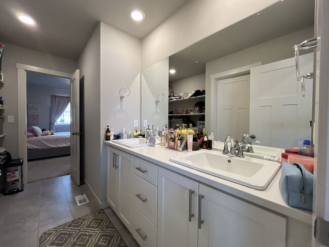 Building Photo - Spacious 5BR Home Near Mountainside High School with Loft, Balcony & Large Kitchen