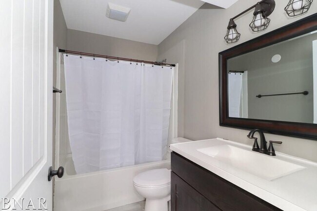 Building Photo - Stunning 4 Bed/3Bath Bi Level