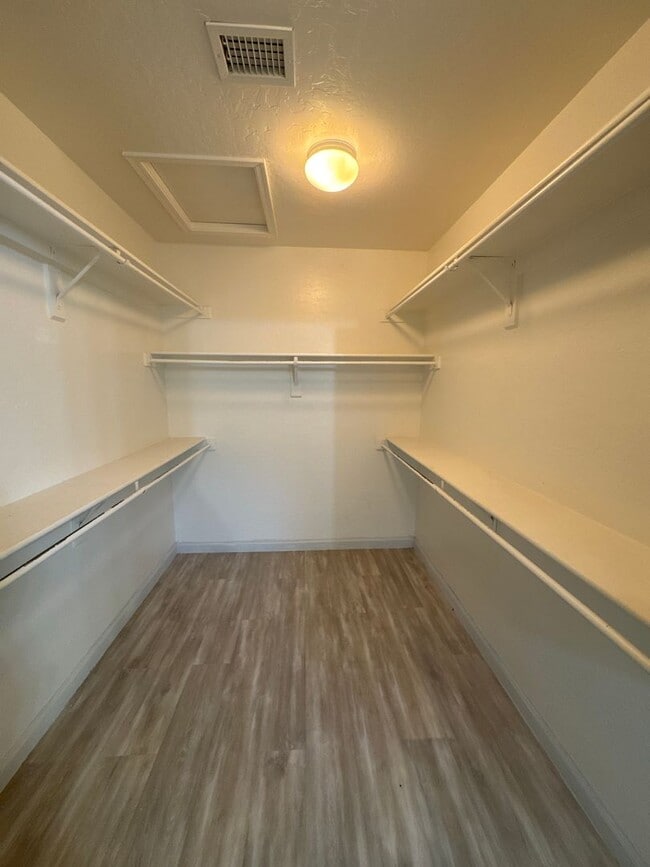 Building Photo - Upgraded home in Glendale with Pool
