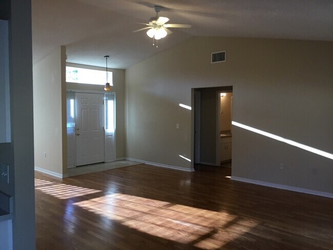 Building Photo - 7881 Manor Dr
