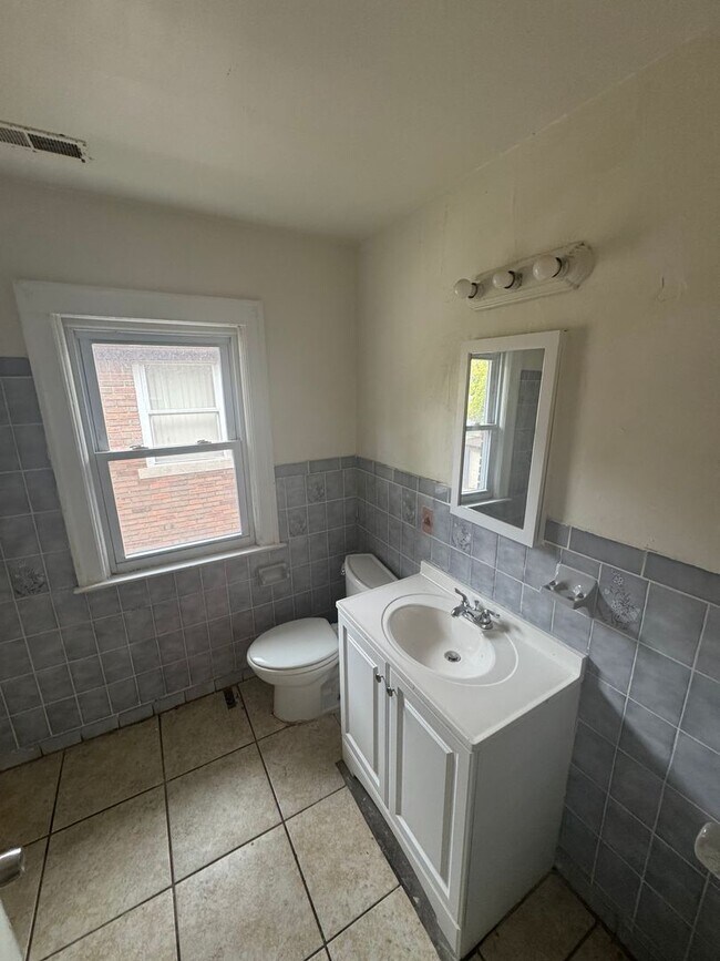 Building Photo - 3 bed/ 1 Bath
