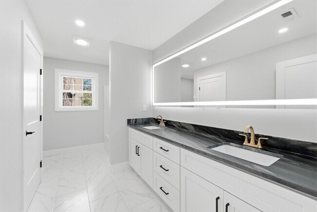 Building Photo - 4 Barrows Rd