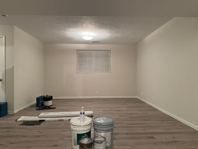 Building Photo - Move-In Ready 3-Bedroom Home with New Flooring & Fenced Yard