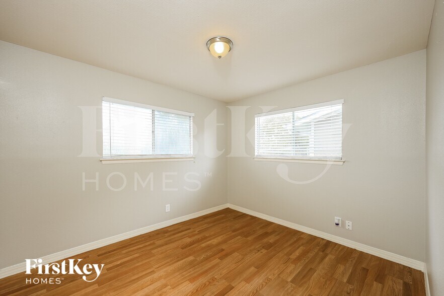 Building Photo - 1802 Wilsons Creek St