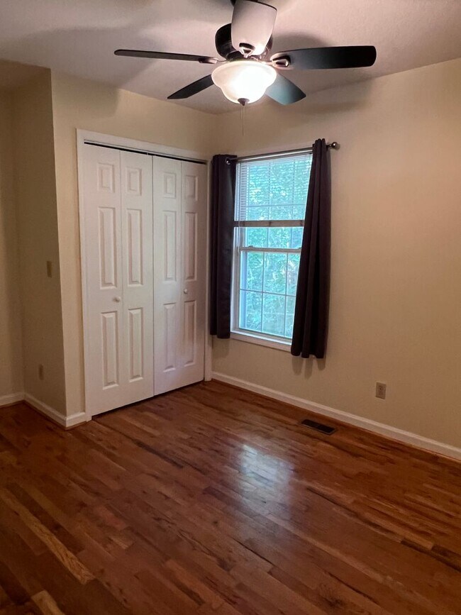 Building Photo - Lovely 3 bedroom/2 bathroom, Convenient Ro...