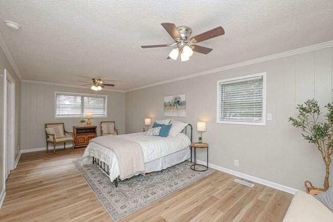 Building Photo - Newly Renovated - Move In Ready Home! 5 Bedrooms 3 Bathrooms