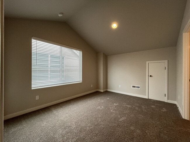 Building Photo - Beautiful Newer Construction 4 Bedroom Forest Grove Home with Open Layout, Quartz Kitchen & Moder...