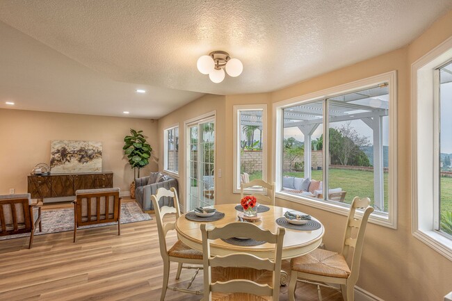 Building Photo - Fully furnished Canyon View 5 Bed Single Family