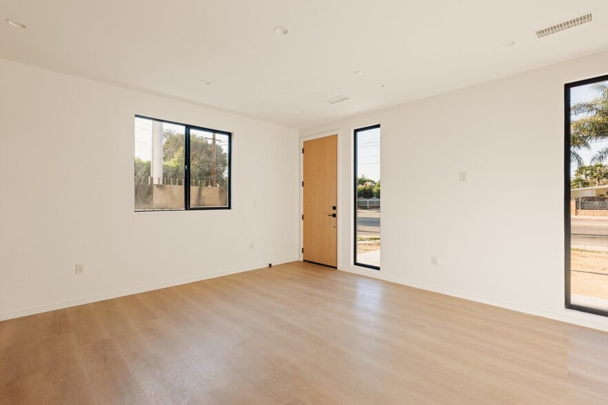 Building Photo - 17852 Saticoy St