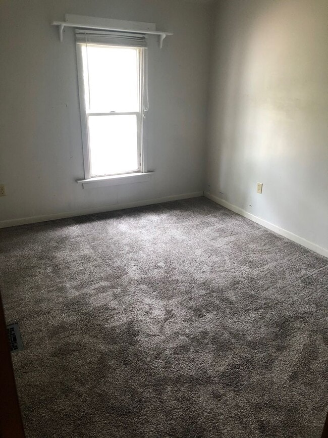 Building Photo - 4 Bedrooms/2 Bath Home with attached Garage