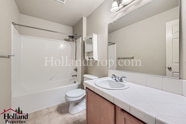 Building Photo - Spacious Townhome with A/C, Gas Fireplace & Water/Sewer Included!