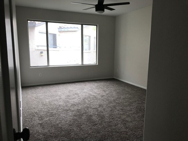 Building Photo - Beautiful 2 bedroom 2 bath upstairs condo