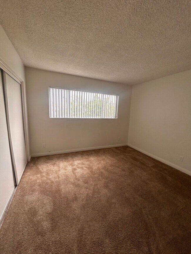 Building Photo - 220 W Hillcrest Blvd