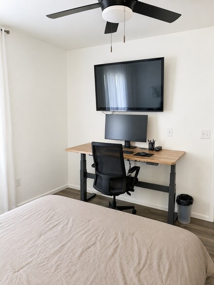 "Varidesk" and tv use included - 1630 S Deframe St