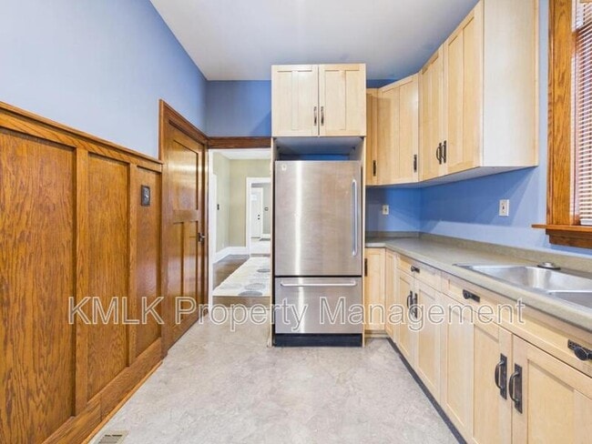 Building Photo - 1238 Sawyer Ave