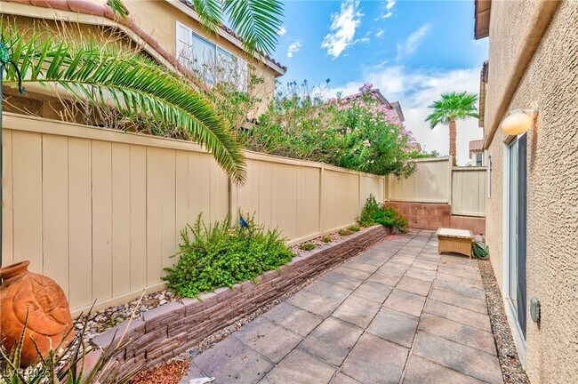 Building Photo - 3945 Bayamon St