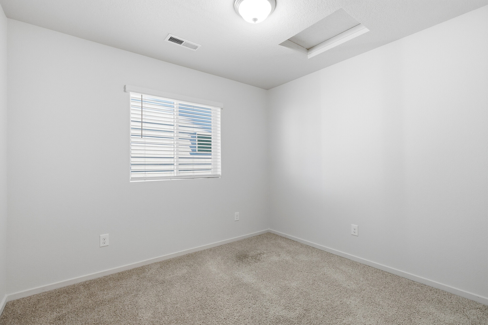 Building Photo - 619 NE 137th Ave
