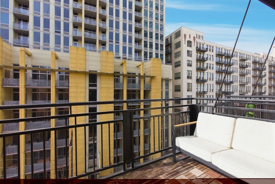 Building Photo - 525 W Superior St