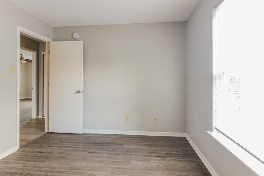 Building Photo - 2110 Dutch Elm Dr