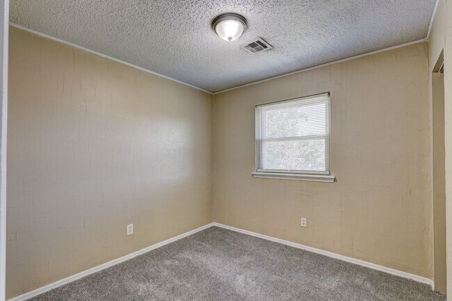 Building Photo - 5 bed 2 bath home in Moore,OK