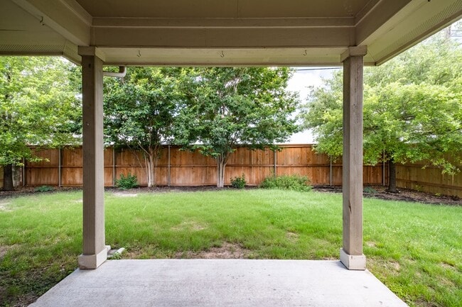 Building Photo - Beautiful & Convenient 3 Bedroom, 2 Bath H...