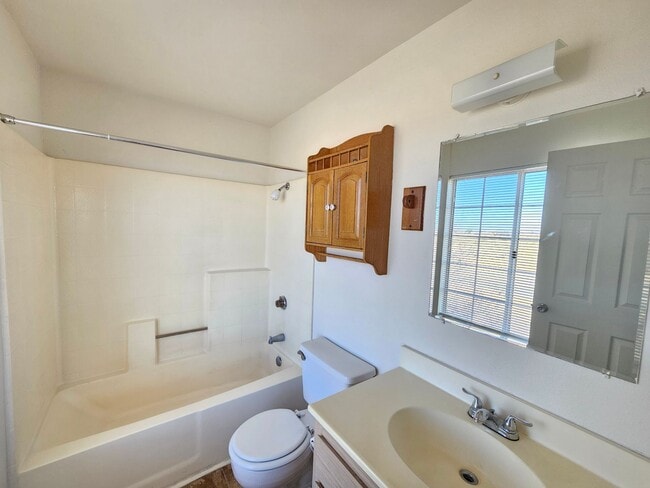 Building Photo - Upstairs/ Spacious/ 2 bedrooms / 2 bathrooms