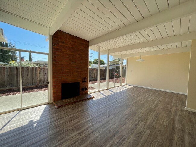 Building Photo - Gorgeous Upgraded Home Available Now!