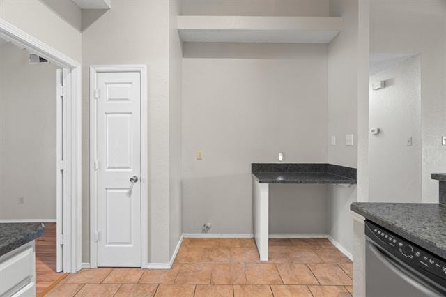 Building Photo - 3018 Hilltop Dr