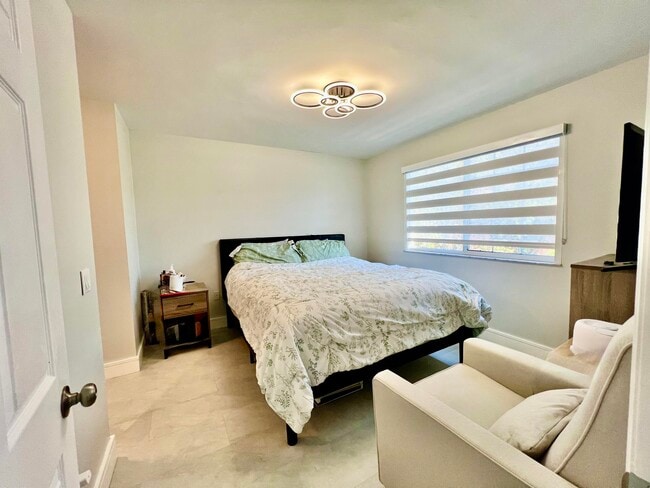 Building Photo - 2033 SE 10th Ave