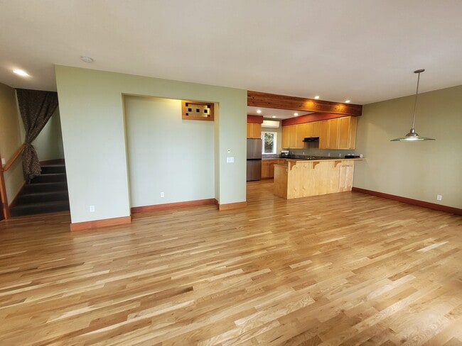 Building Photo - Beautiful South Hill Home with Bay Views 3...