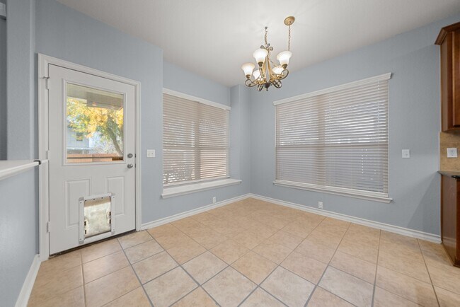 Building Photo - Amazing Pool. stunning 5bed, 3bath, 3Car G...