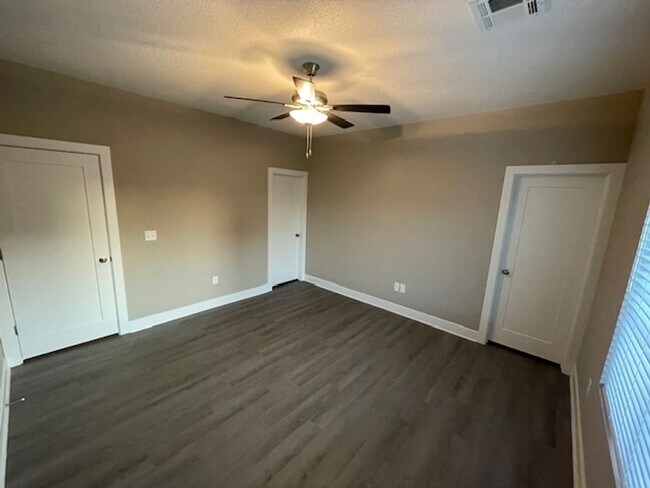 Building Photo - 9376/78 E Wassall