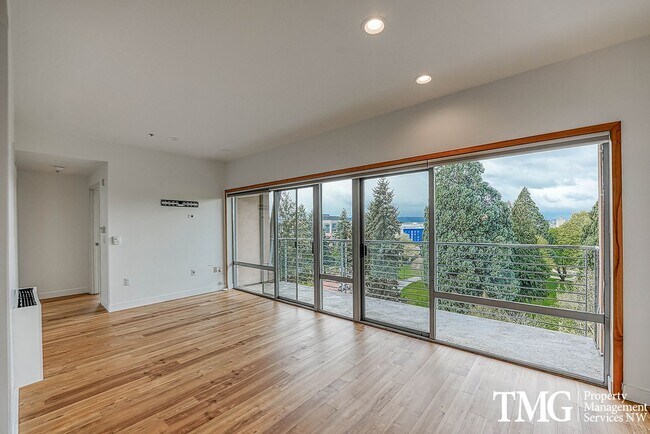 Building Photo - Top-Floor 2BD/2BA Condo w/ Stunning Park Views & Utilities Included