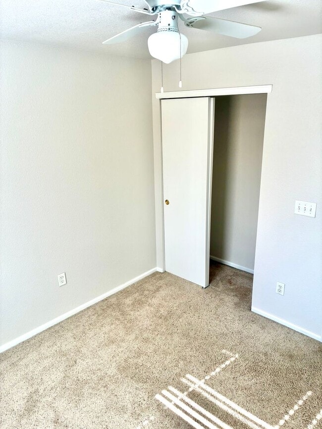 Building Photo - 3 Bedroom, 2.5 Bath Townhome with 2 Car At...