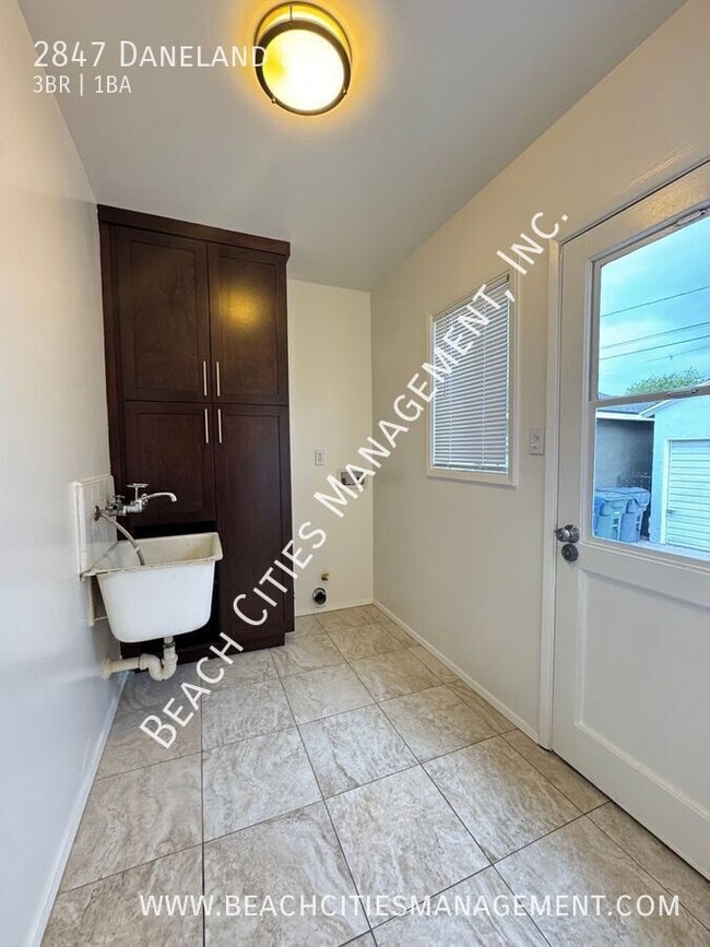 Building Photo - 2847 Daneland St