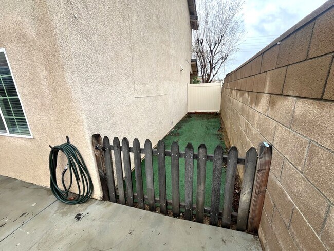 Building Photo - 4 bedroom, 2.5 bathroom home in a gated Riverside community!