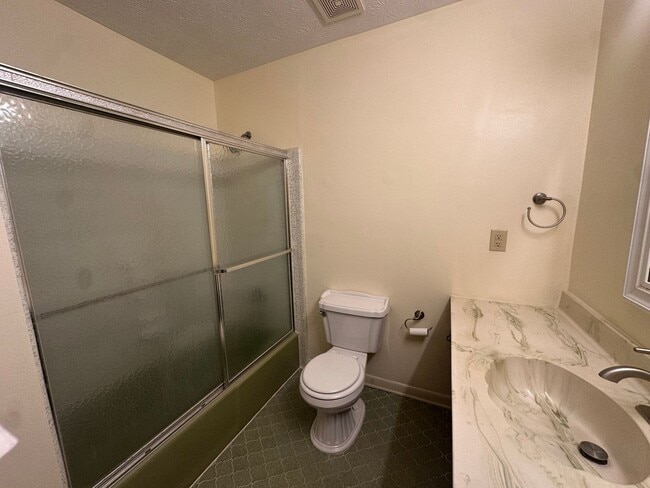 Building Photo - Charming 3 Bedroom, 2 Bathroom Home in Lenlock!