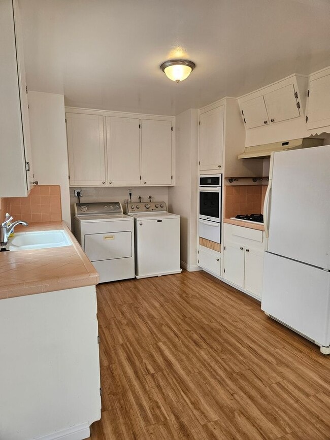 Building Photo - MOVE IN SPECIAL: Charming 2 Bedroom/1 Bath...