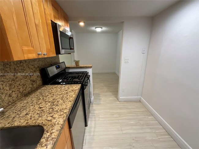 Building Photo - 2201 Brickell Ave