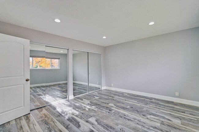 Building Photo - Stunning Single Family Home