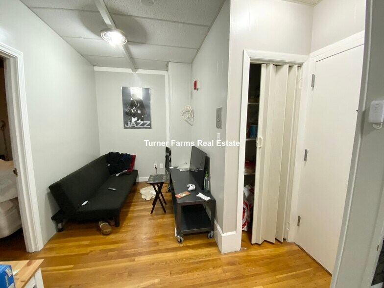 Building Photo - 879 Beacon St