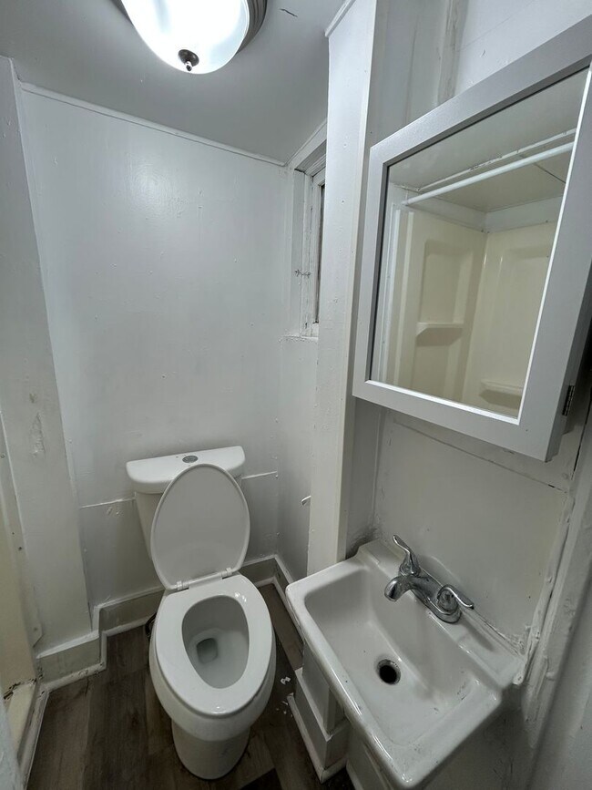 Building Photo - 2 Bedroom House Close to Transportation!