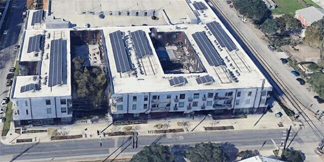 Building Photo - 1800 E 4th St