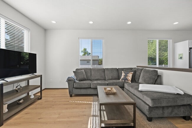 Building Photo - NEWLY RENOVATED 2 BEDROOM HOME.
